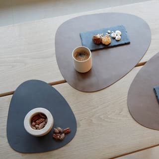 LindDNA-Tablemat-Curve-L-braun-Curve-S-anthrazit-Situation